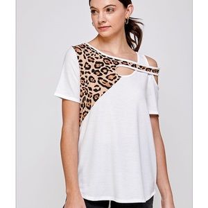 Leopard Criss Cross Top.  Size 1XL.   NEW
